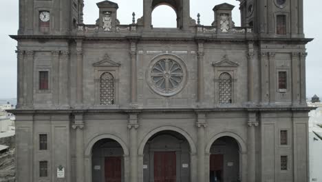 View-of-the-entrance-Santa-Ana-Cathedral-in-Las-Palmas,-aerial-movement-from-bottom-to-top