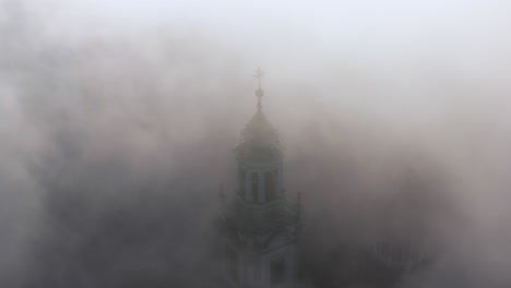 Wawel-Castle-during-foggy-sunrise,-Krakow,-Poland---slow-movement