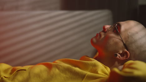 hombre relajándose en un sofá