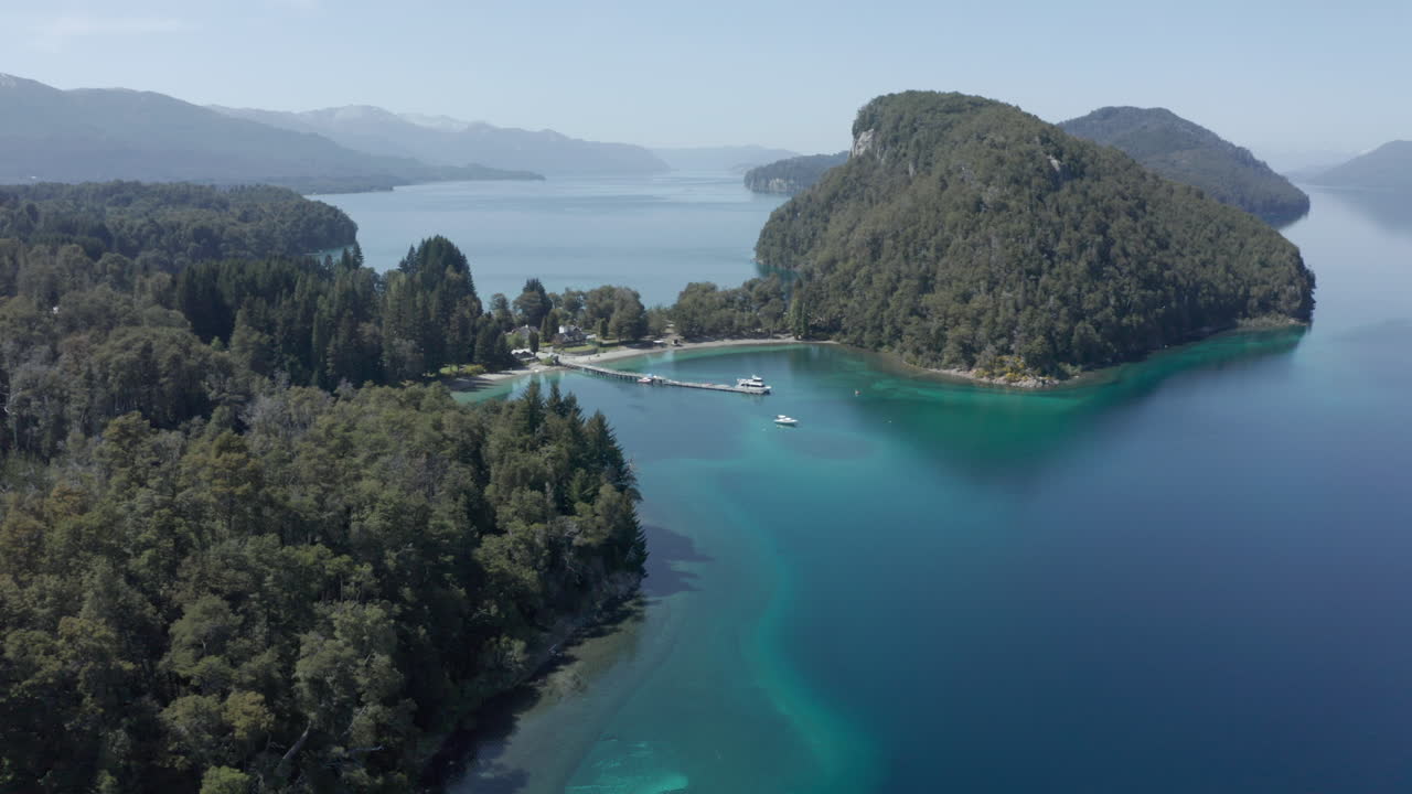 antena - lago nahuel huapi en el parque nacional arrayanes, villa la angostura, neuquen, argentina, descenso