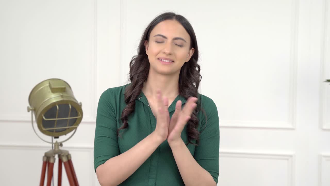 indios felices orando a dios