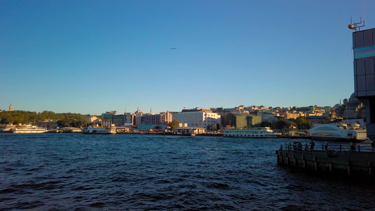 el barco navega bajo el puente del bósforo en turquía