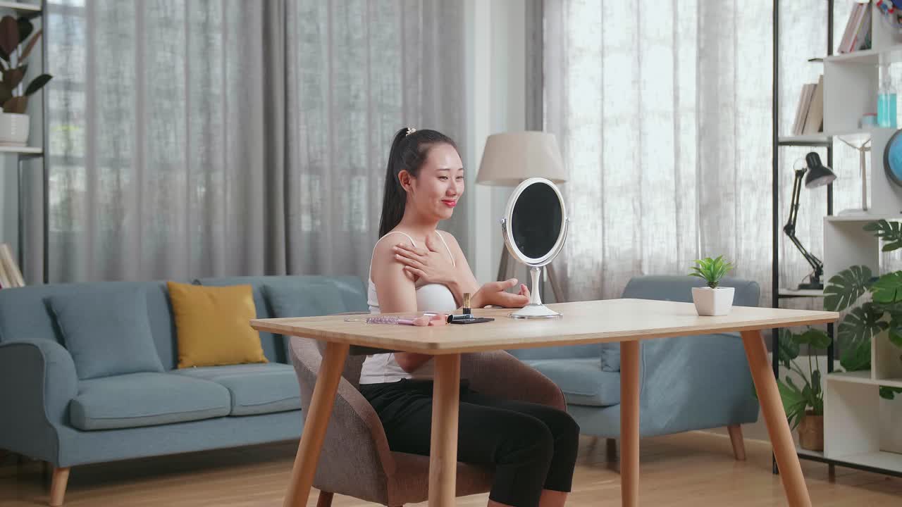 거울 앞 에서 로션 이나 크림 을 바르는 여자