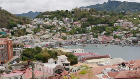 casas coloridas en una bahía en la isla caribeña, st georges ciudad vieja en granada