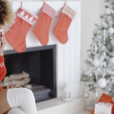 Moda-Mujer-Joven-En-Un-Traje-Rojo-Festivo