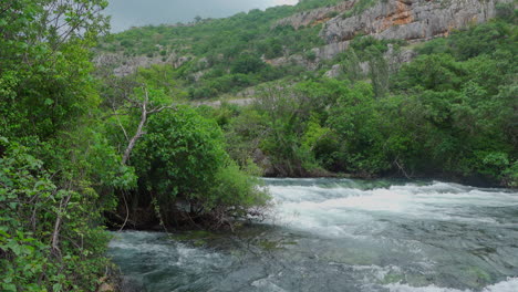 Cascadas-En-El-Parque-Krka-Con-Montañas-Al-Fondo