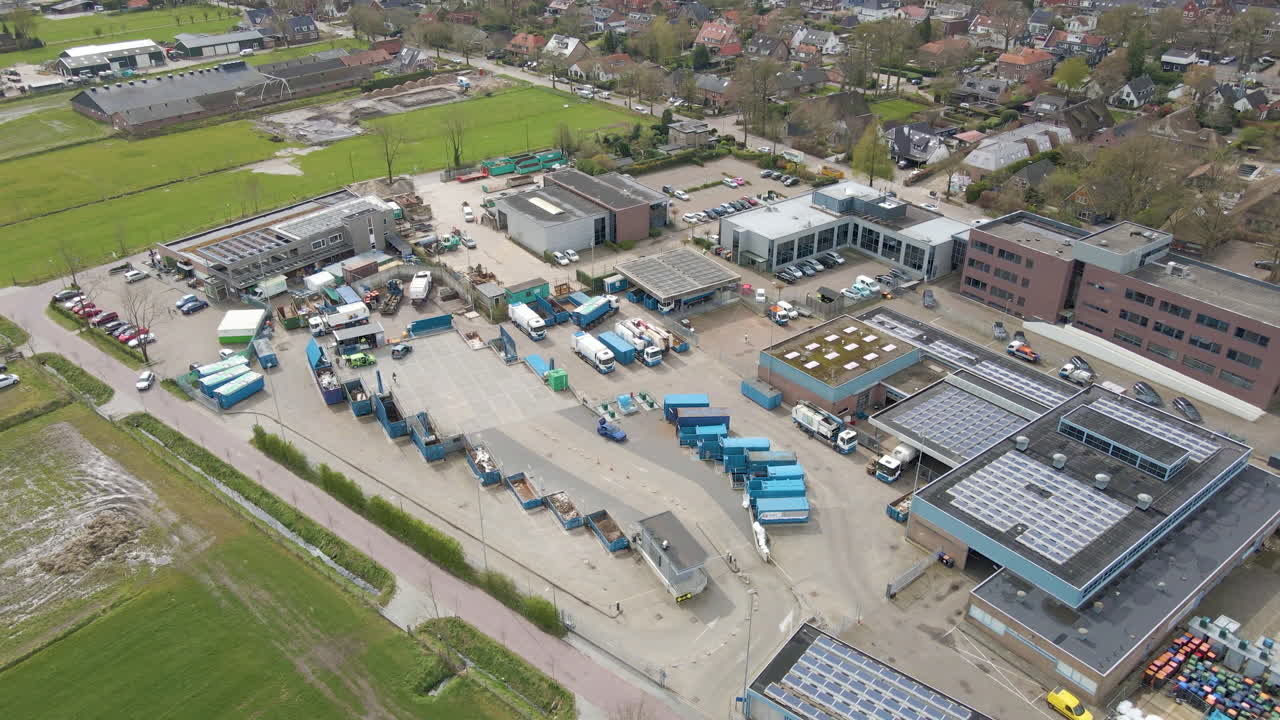 Luftfoto af affaldscontainere på en travl genbrugsstation