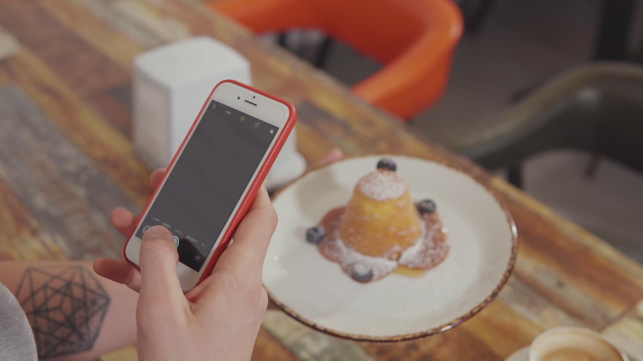 tomando una foto de postre en un café
