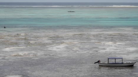 Boote-Und-Fischer-In-Der-Bucht-Bei-Ebbe