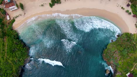 Luftaufnahme-Von-Oben-Nach-Unten-Vom-Paradise-Beach-In-Der-Bucht-An-Der-Küste-Von-Krakal,-Indonesien