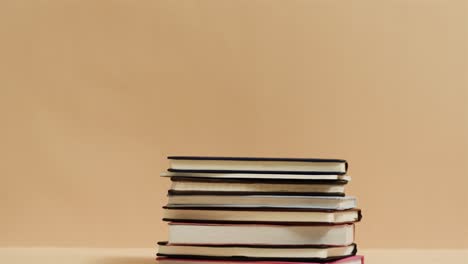 acercamiento de la pila de libros con espacio de copia en fondo amarillo