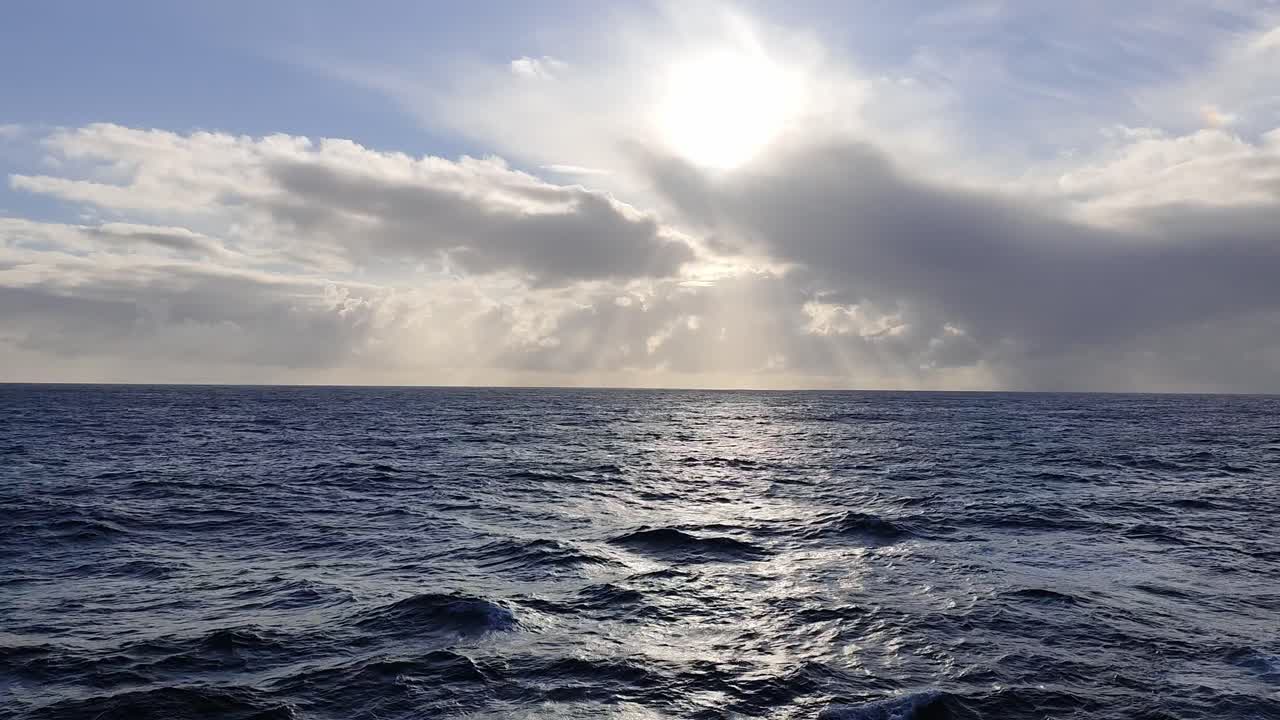 Vista del Glaciar Hubbard en aguas de Alaska con atmósfera nublada