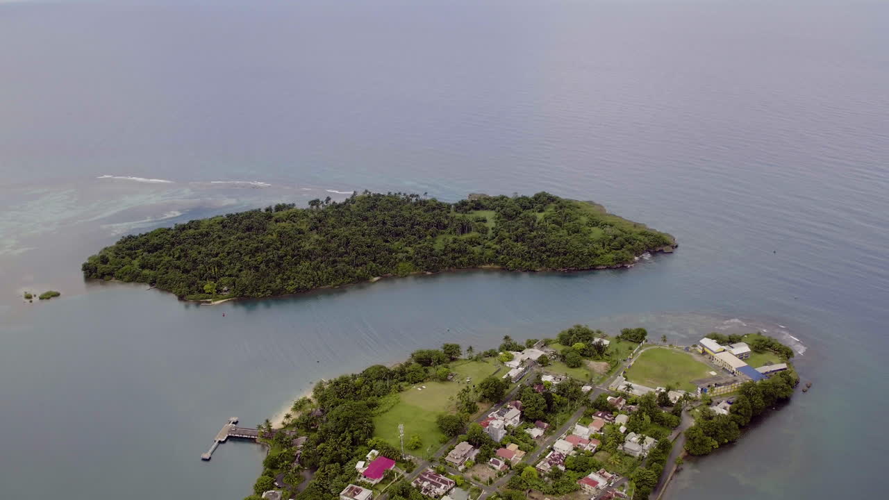 vista aérea de la isla marina en port antonio en jamaica con la escuela titchfield y el viejo hotel en la punta entre el puerto este y oeste en una mañana tranquila y pacífica