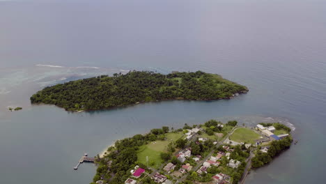 vista aérea de la isla marina en port antonio en jamaica con la escuela titchfield y el viejo hotel en la punta entre el puerto este y oeste en una mañana tranquila y pacífica
