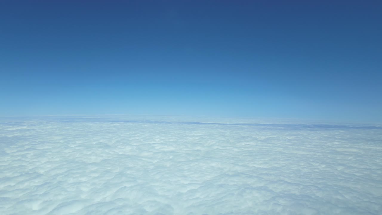 vuelo hipersónico sobre una manta de nubes blancas