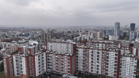 Die-Stadtlandschaft-Von-Paris-In-La-Défense-Entsteht-Inmitten-Bewölkter-Bedingungen.