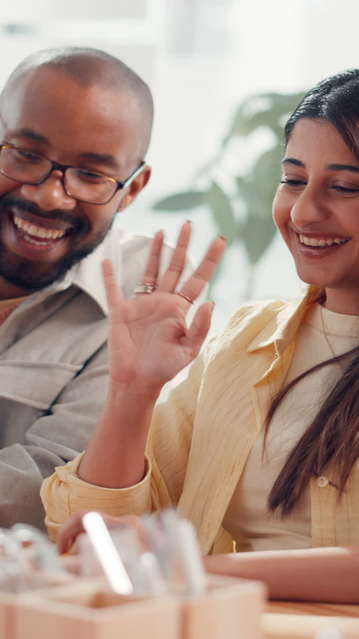 Coppia felice sorridente che parla mentre la donna mostra l'anello
