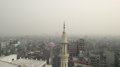 fotografía en órbita de un minarete de una mezquita ubicada en la ciudad de dhaka, bangladesh