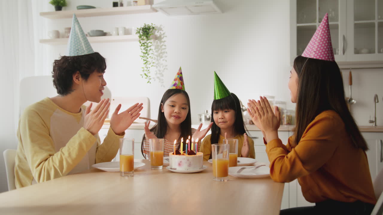 생일을 축하하는 가족