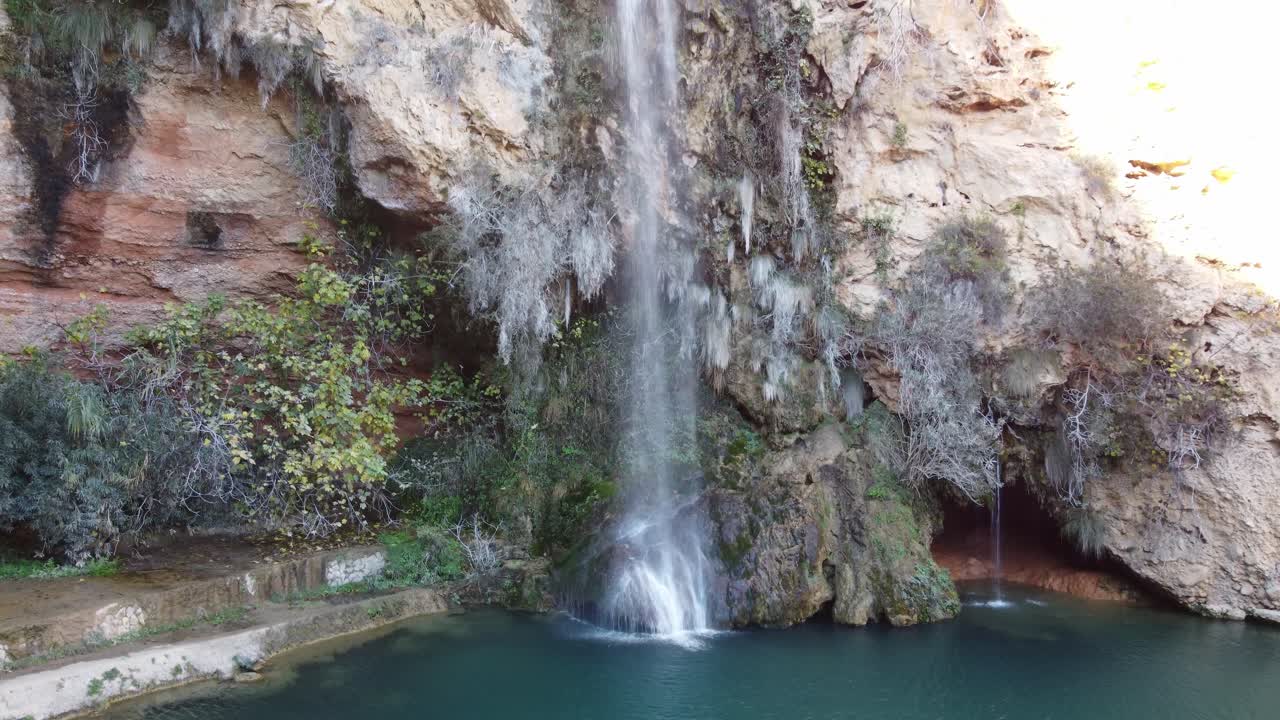pequeño arroyo de agua de alta cascada, región de valencia de españa parque nacional