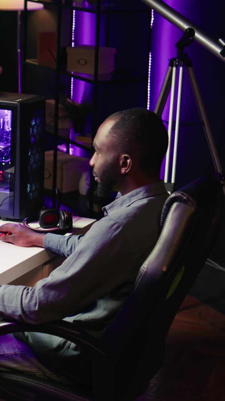 Video verticale di un uomo che si diverte giocando ai videogiochi sul PC da gaming alla scrivania