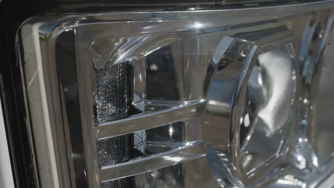 primer plano de un faro de automóvil