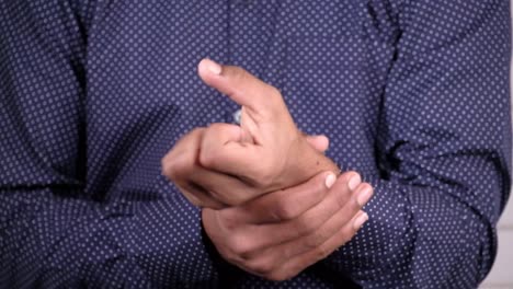 hombre con dolor en la muñeca