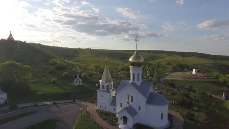 templo blanco con cúpulas en las montañas en verano