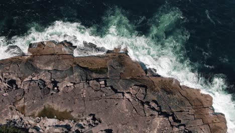 Top-View-Of-Waves-Crashing-At-The-Rocky-Coastline-Of-Freshwater-Beach-In-New-South-Wales,-Australia