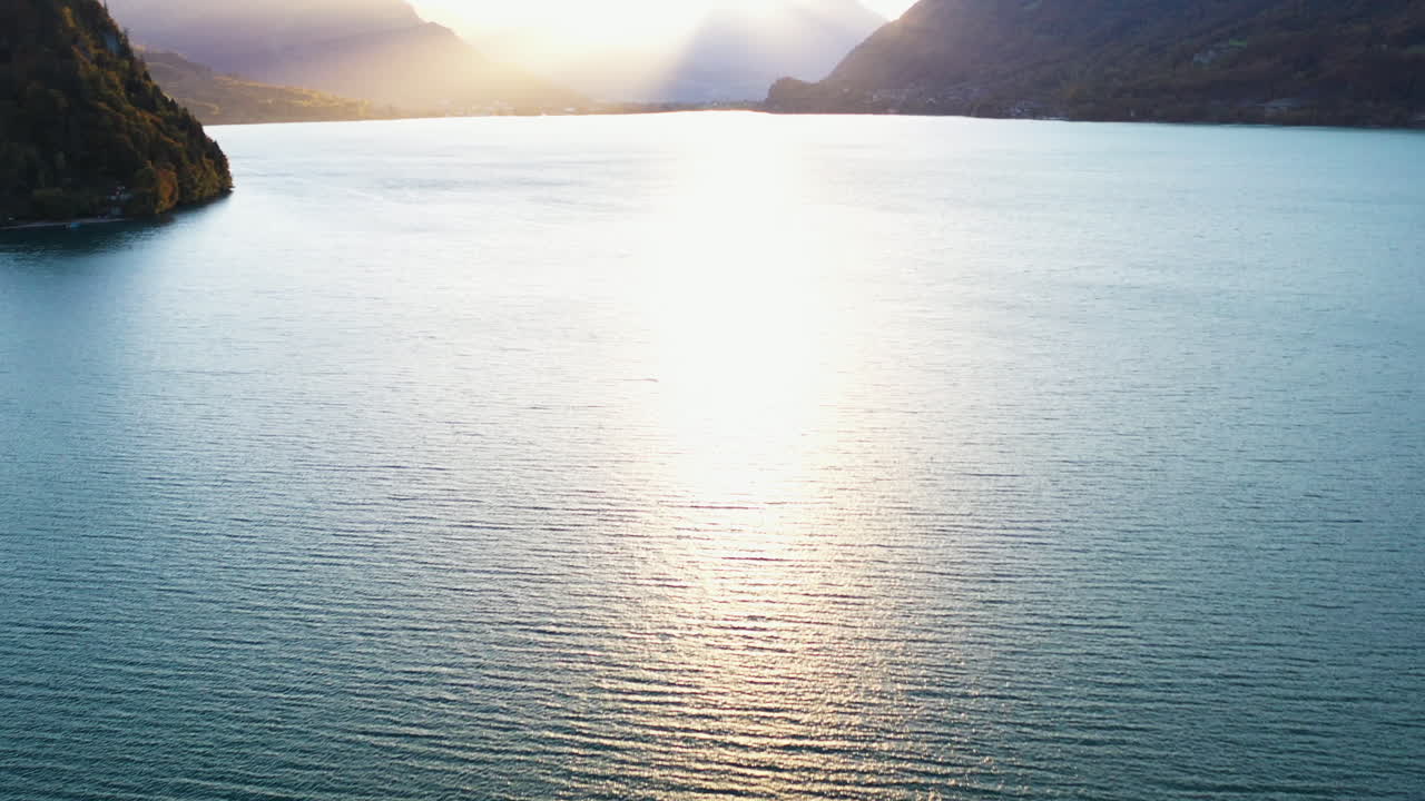 태양 속으로 스위스 브리엔츠 호수의 영화 같은 드론 영상