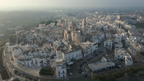 Vista-Aérea-De-Drones-De-La-Ciudad-Histórica-De-Locorotondo-En-La-Provincia-De-Apula,-En-El-Sur-De-Italia