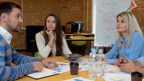reunión de equipo de negocios involucró a diversas personas que participaron en ideas creativas y sostenibles steadicam filmado a través de la mesa de la sala de juntas espacio de trabajo compartido
