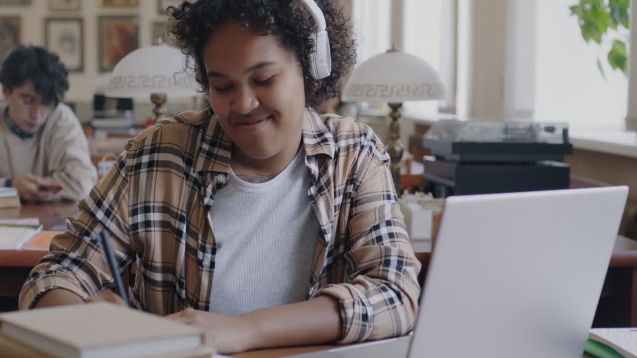 mujer estudiando en una biblioteca