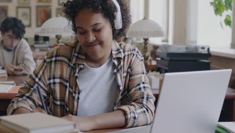 mujer estudiando en una biblioteca