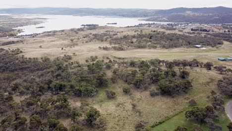 Toma-Aérea-Alrededor-Del-Lago-Jindabyne-En-Verano