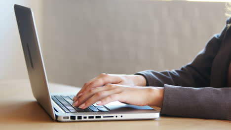 mujer de negocios usando su portátil en el trabajo