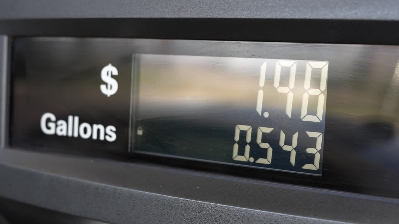 연료가 0달러에서 25달러로 펌핑됨에 따라 갤런당 3달러 비용이 올라가는 가스 펌프 주유소 가격 표시기 - 실시간 4k 60fps - 소니 a7siii에서 촬영