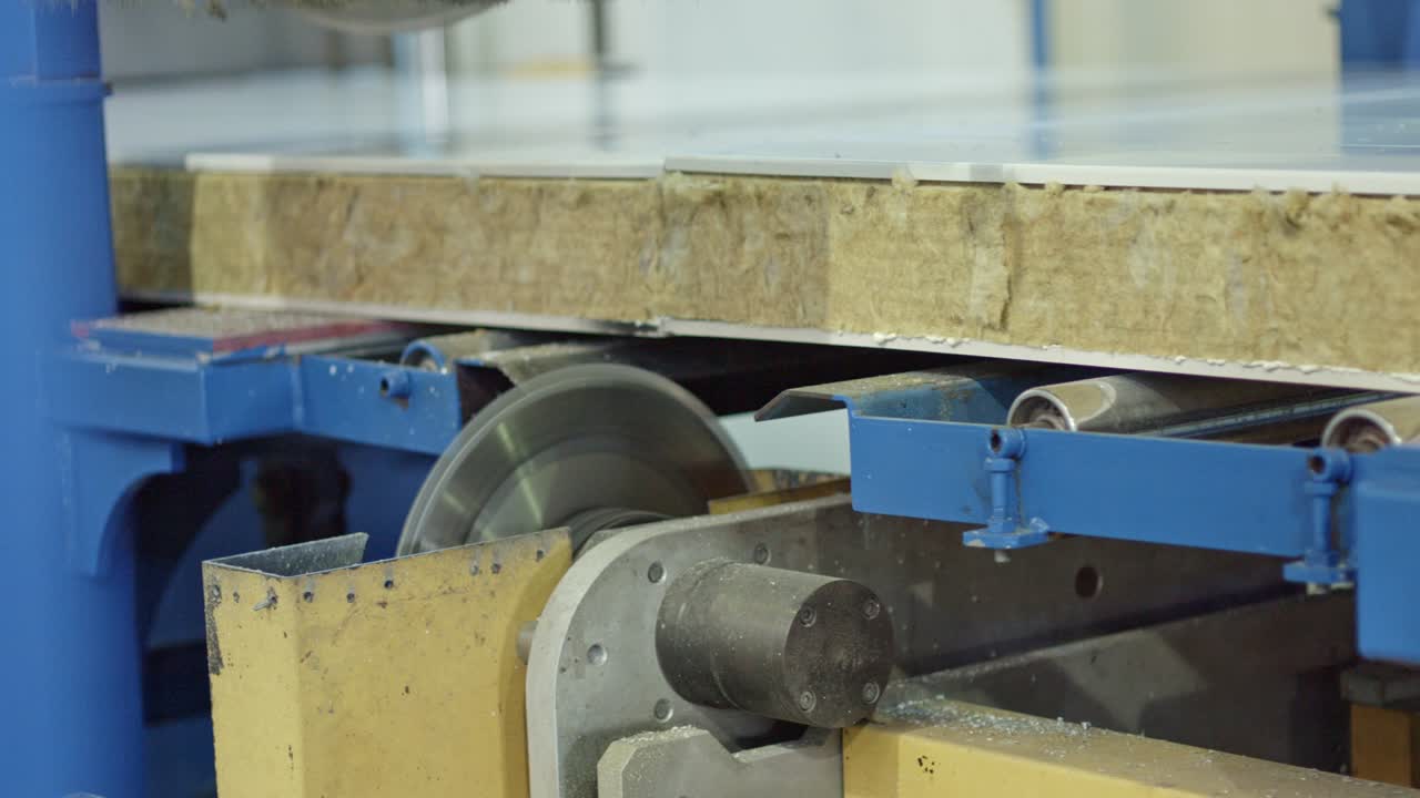 una fábrica que produce material aislante.