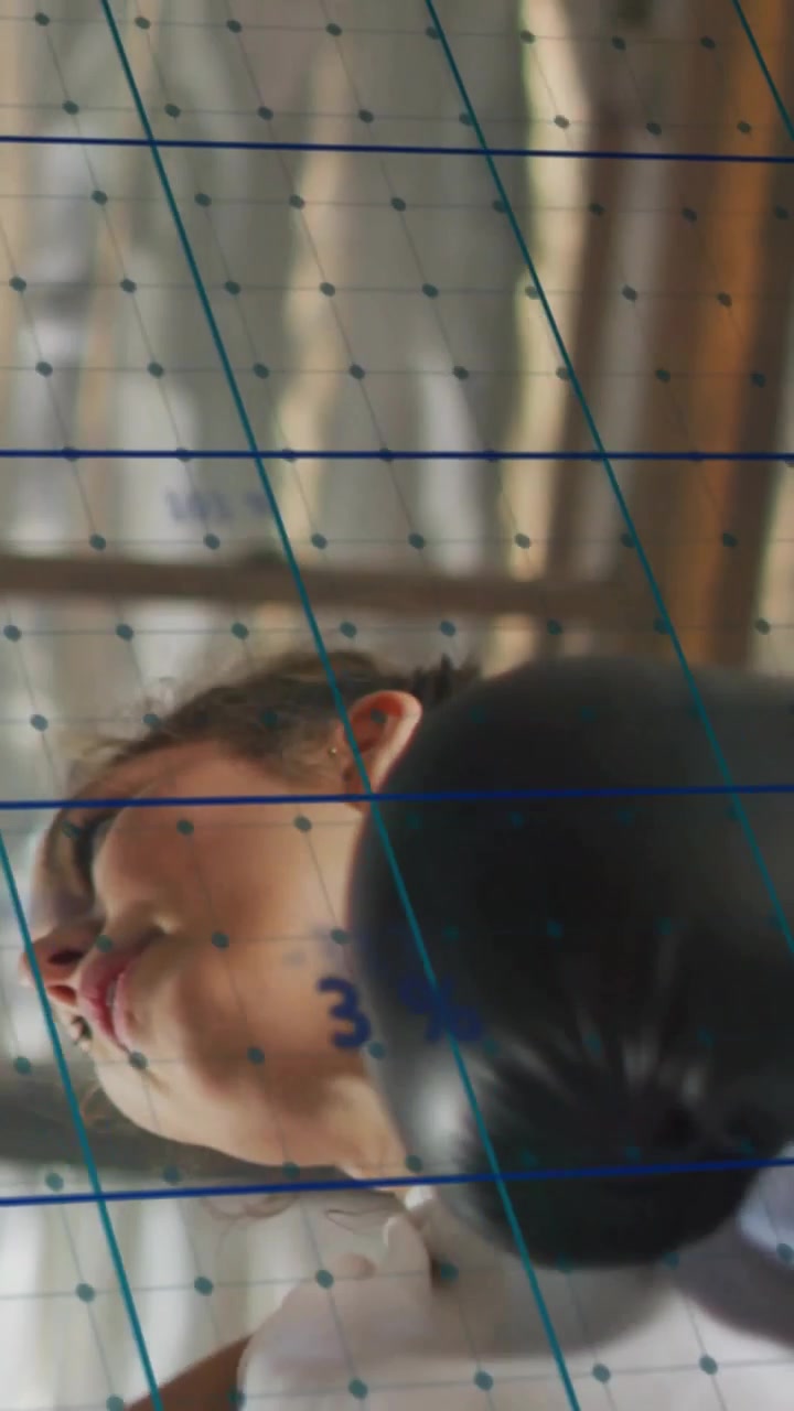 Video verticale: Pugile uomo che muove il guantone verso il detentore del pad, con AR sportiva che mostra metriche e convalida.