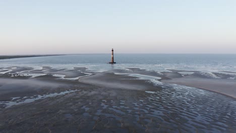 Toma-Aérea-De-Morris-Island-Sc-Faro-Locura-Playa-Al-Atardecer