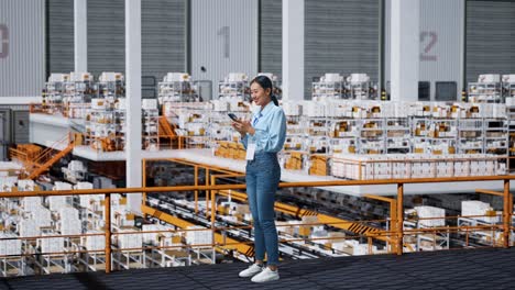 mujer comprobando el inventario en un almacén