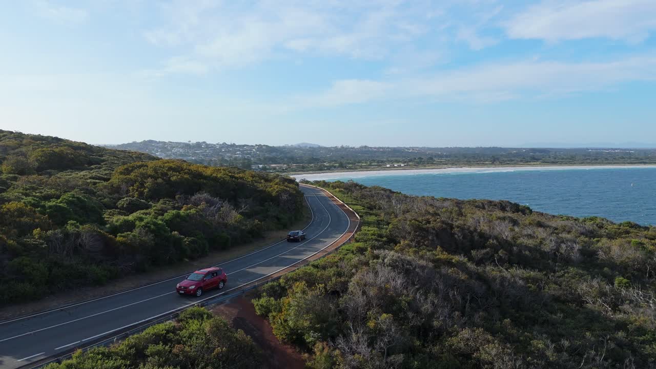 fotografía cinematográfica de un avión no tripulado de una carretera panorámica a lo largo de la costa de australia occidental al atardecer con coches conduciendo