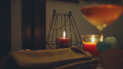 velas perfumadas aromáticas encendidas por la noche en la mesa auxiliar del dormitorio