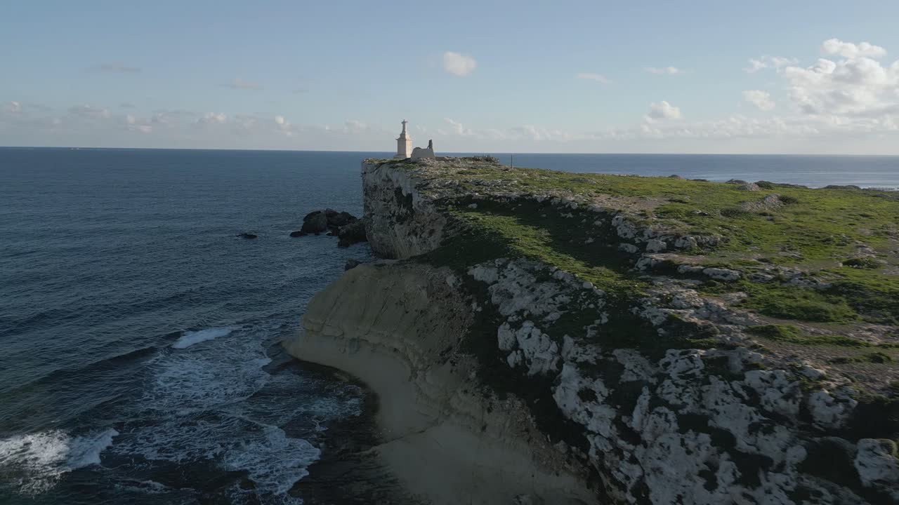 imágenes de drones sobre la estatua de san pablo, en la isla de malta