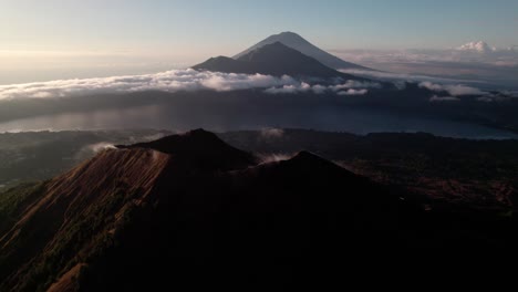 Monte-Abang-Desde-El-Volcán-Monte-Batur-Al-Amanecer-En-Bali,-Indonesia