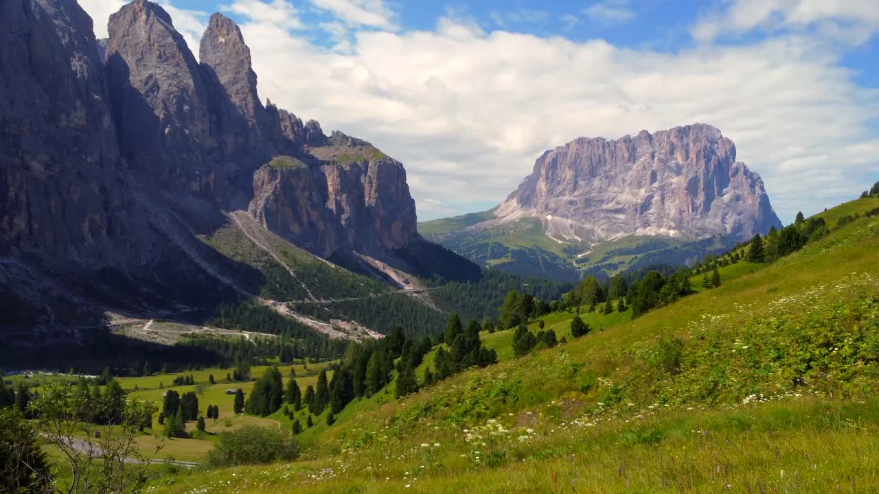 Betagende panorama af Gardena Pass, der oplyser Dolomitterne om sommeren