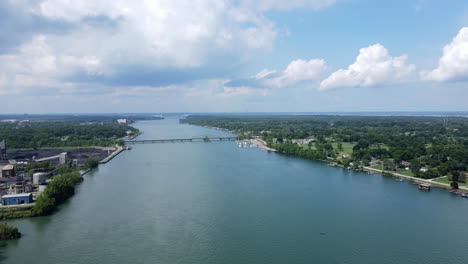 디트로이트 강 (detroit river) 을 가로지르는 그로스 일리 파크웨이 다리 (grosse ile parkway bridge) 는 미국 미시간 주 트렌턴 (trenton) 과 연결된다.