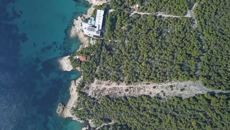 Vorwärts,-Gerade-Nach-Unten,-Drohnenschuss-über-Der-Insel-Aigina-In-Griechenland
