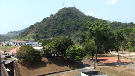 alrededores de las esclusas de pedro miguel, canal de panamá