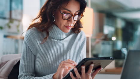 mujer de negocios usando una tableta en la oficina